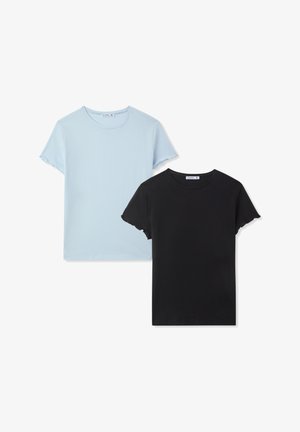 Due magliette a manica corta: una azzurra chiara e una nera. Entrambe presentano un colletto rotondo e un orlo curvo con una texture di cotone morbido.