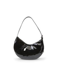 Borsa a tracolla in pelle verniciata nera con forma curva, tracolla singola, chiusura con zip e logo metallico decorativo. Texture liscia.