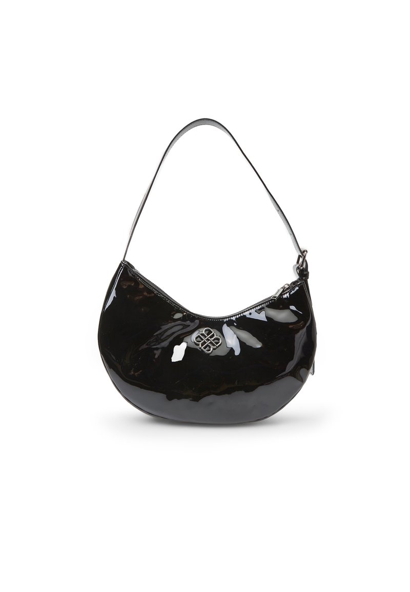 Borsa a tracolla in pelle verniciata nera con forma curva, tracolla singola, chiusura con zip e logo metallico decorativo. Texture liscia.