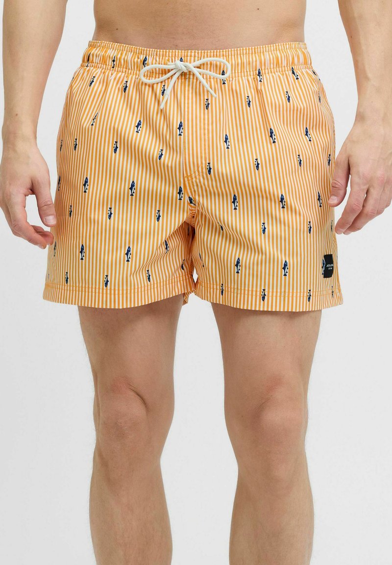 Shorts de baie cu dungi portocalii și modele imprimate albastre, cu talie elastică și șnur la față. Include un mic logo negru pe lateral.