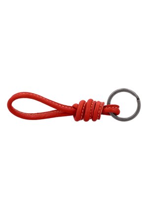 Roter Leder-Schlüsselanhänger mit genähten Kanten, befestigt an einem runden Metall-Schlüsselring auf weißem Hintergrund.