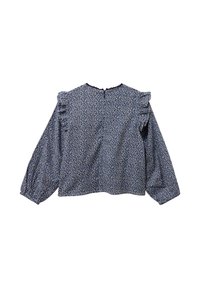 Blusa a maniche lunghe con piccolo motivo floreale blu, volants sulle spalle e polsini elasticizzati, mostrata dal retro.