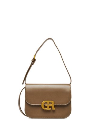 Brązowa skórzana torba na ramię z regulowanym paskiem i złotym zapięciem z logo GR na przedniej klapie.