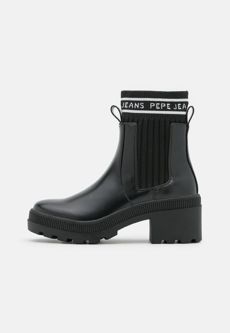 Bottine noire en cuir avec talon épais et bord en maille côtelée portant la marque "PEPE JEANS" en texte blanc.