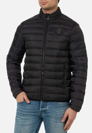 Schwarze gepolsterte Jacke mit hohem Kragen, Reißverschluss und Seitentaschen. Sie hat ein strukturiertes Stoffdesign und ein kleines Logo auf der Brust.