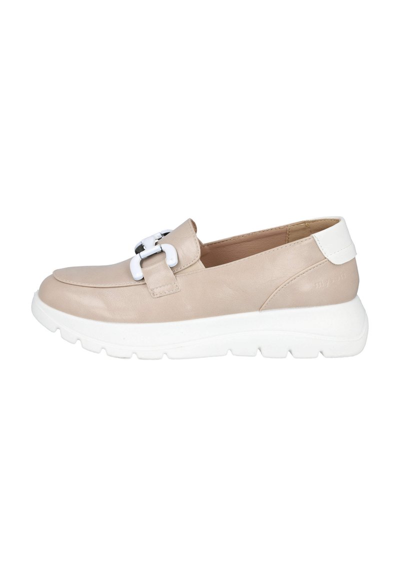 Zapato sin cordones de cuero beige con un acento blanco en el talón, que presenta un gran detalle de hebilla blanca en la correa elástica y una suela blanca.