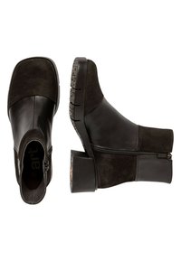 Zwarte enkelboots van glad en suède leer, met vierkante neuzen, zijritsen en gestructureerde rubberen zolen voor grip.