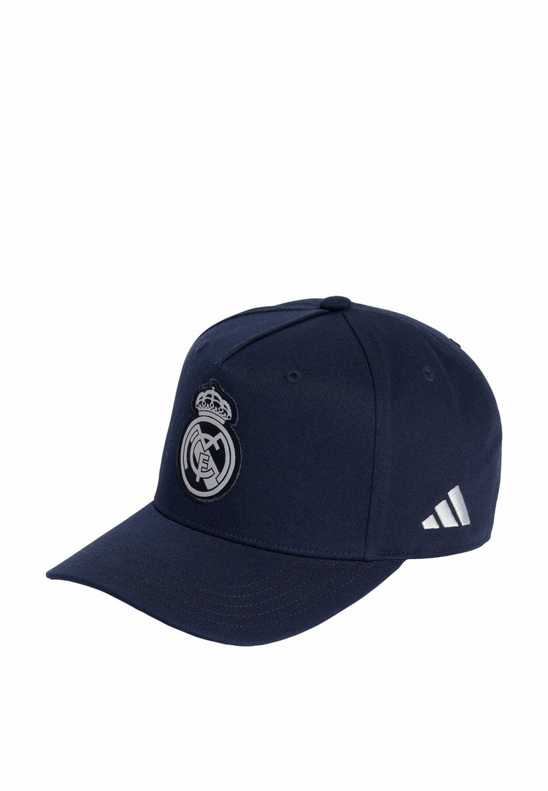 Casquette de baseball marine en tissu avec une visière incurvée. Présente un logo Real Madrid argenté et trois rayures blanches sur le côté.