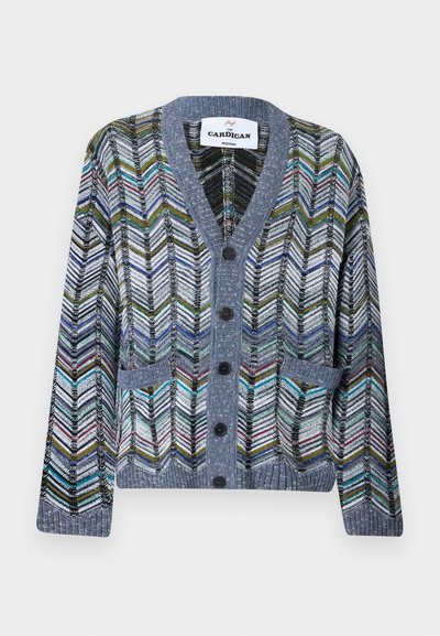 Ζακέτα με κουμπιά, με ριμπ σχέδια στις άκρες και πολύχρωμο ζιγκ-ζαγκ μοτίβο σε αποχρώσεις μπλε, πράσινου, λευκού και μαύρου, με δύο μπροστινές τσέπες.