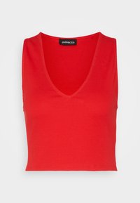 Top court sans manches rayé rouge avec un décolleté en V. Présente un ourlet net et une texture douce. Marque : even&odd.