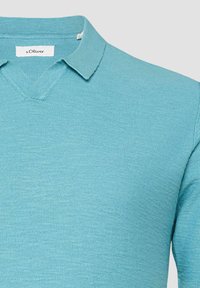 Polo bleu clair en maille avec un petit col court et une petite ouverture en V, doté d'une étiquette de la marque s.Oliver à l'intérieur du col.