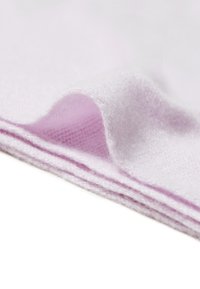 Tessuto di un delicato colore viola chiaro con una superficie morbida e texture, che mostra bordi piegati e un sottile motivo di tessitura, trasmettendo un aspetto accogliente e caldo.