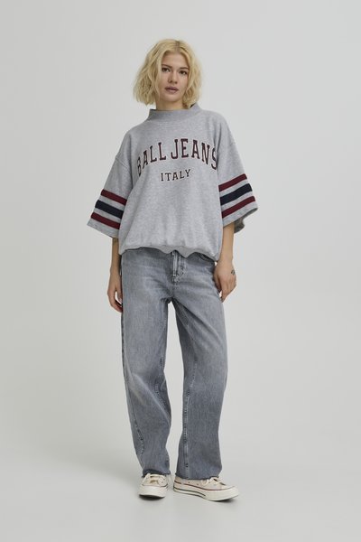 Grå oversize sweatshirt med "BALL JEANS ITALY" i vinrött. Detaljerad med ärmar i vinrött och marinblått randigt mönster. Matchad med ljusblåa baggy jeans.