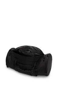 Svart duffelbag laget av slitesterkt stoff, med glidelåsåpning, sidelomme og avrundede ender for enkel bæring og tilgang.