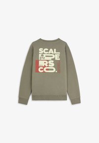Sudadera verde oliva con escote redondo. Presenta un gran texto gráfico blanco y rojo en la parte posterior, incluyendo un ícono de calavera. Puños de canalé.