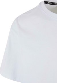 Hvitt bomulls t-skjorte med rund hals og korte ermer. Myk tekstur med et enkelt design, preget av en liten logo på nakkelappen.