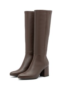 Brązowe skórzane botki do kolan z kwadratowym noskiem i grubym obcasem. Gładka faktura i minimalne przeszycia, z zamkiem błyskawicznym po boku.