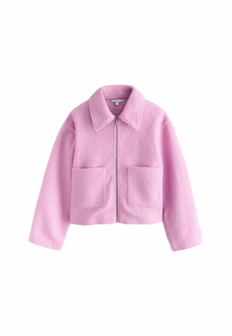 Veste en laine rose clair avec un large col, une fermeture éclair à l'avant, des manches longues et deux grandes poches avant.