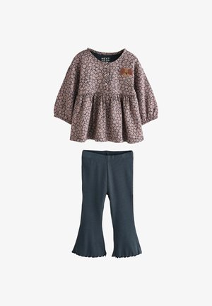 Dětský růžový top s dlouhým rukávem s květinovým vzorem a výšivkou medvěda v kombinaci s tmavě šedými žebrovanými rozšířenými kalhotami pro malé holčičky.
