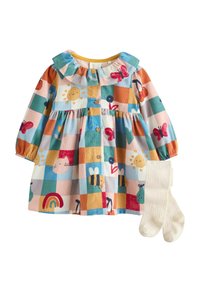 Robe en coton colorée avec un col volanté, présente un design en patchwork de soleil, de papillons et d'animaux. Inclut des collants côtelés blancs.