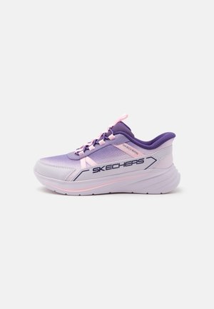 Fioletowo-różowy sneaker Skechers sznurowany, z grubą białą podeszwą i logo po boku, widoczny z lewego profilu na białym tle.