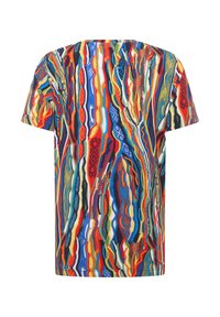 Kortærmet T-shirt med et levende, flerfarvet abstrakt mønster med bølgende linjer og geometriske former på et letvægtsstof.