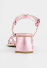 Rosa metallische Riemchensandale mit einem quadratischen Blockabsatz, die schlanke Riemen und eine strukturierte Oberfläche am Absatz aufweist.