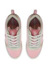 Růžové látkové tenisky s béžovými akcenty, kovově zlatými doplňky a plochými tkaničkami. Mají detail s logem a měkkou podšívku.