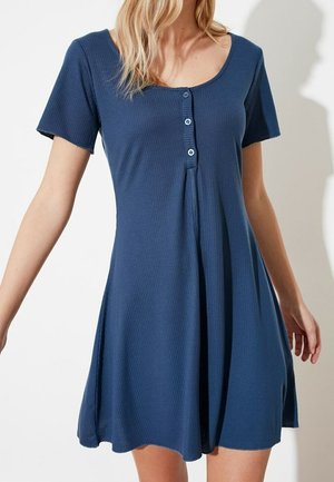 Korte mouw, jurk met ronde hals van donkerblauwe ribstof, met een knoopsluiting aan de voorkant en een uitlopende silhouet.