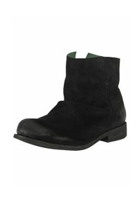 Bottine en suede noire avec un petit talon, présentant un design lâche et un bout lisse. L'intérieur a une doublure verte contrastante.