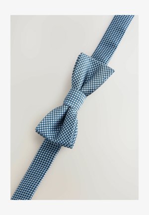 Blauwe geruite vlinderdas van stof met een gestructureerde afwerking; heeft een opvallende strik en een effen band om rond de nek te bevestigen.