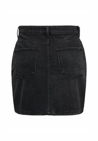 Mini-jupe en denim noir avec deux poches arrière, passants pour ceinture et un ourlet droit.