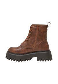 Brązowy botek za kostkę z ekologicznej skóry o teksturowanej powierzchni, z sznurowaniem z przodu, suwakiem z boku oraz masywną czarną gumową podeszwą o ząbkowanych krawędziach.