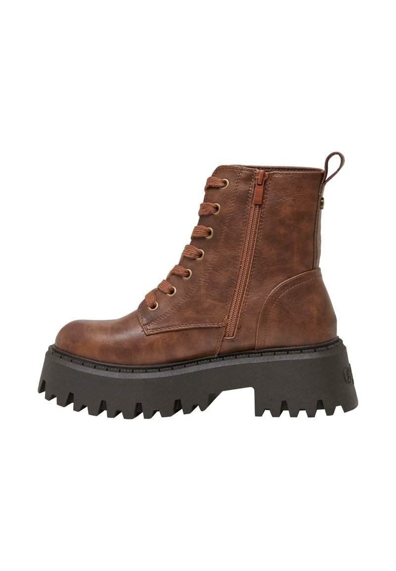 Brązowy botek za kostkę z ekologicznej skóry o teksturowanej powierzchni, z sznurowaniem z przodu, suwakiem z boku oraz masywną czarną gumową podeszwą o ząbkowanych krawędziach.