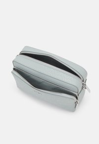 Calvin Klein MUST CAMERA BAG - Borsa a tracolla - pigeon