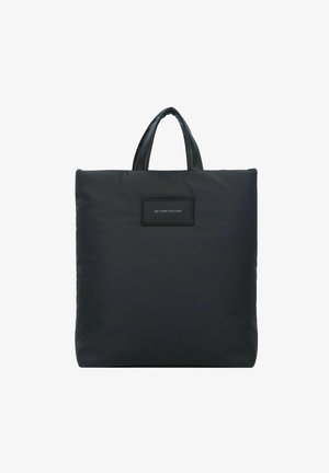 Bolsa tote acolchada negra con una superficie de tela suave, que presenta dos asas cortas y un parche rectangular con el logotipo en la parte frontal.