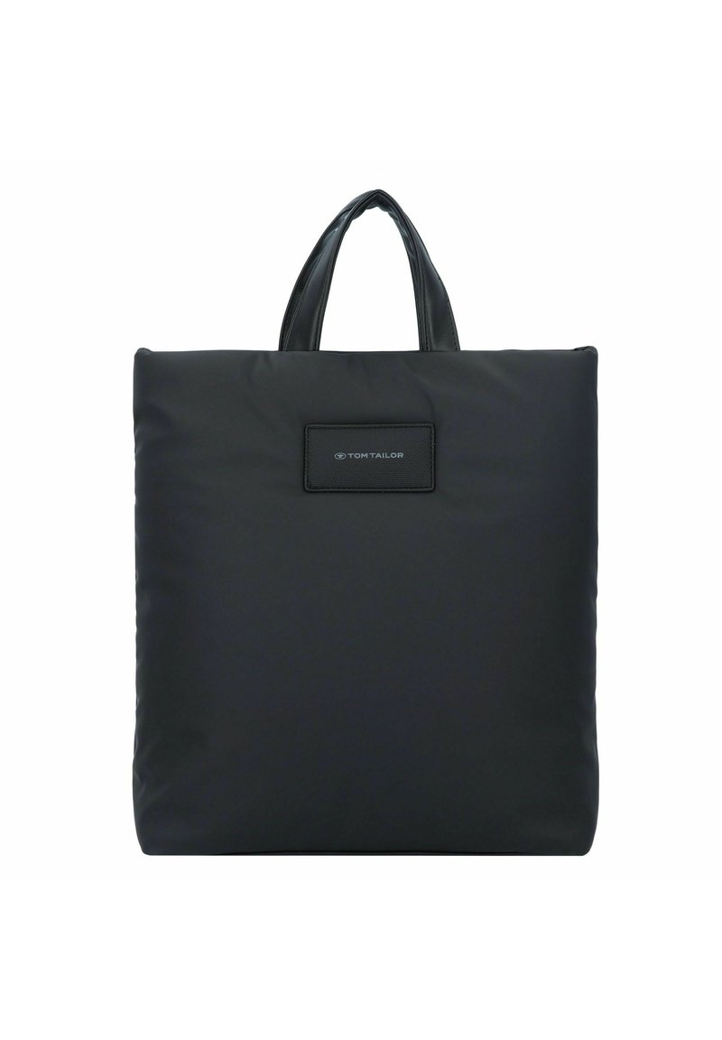 Bolsa tote acolchada negra con una superficie de tela suave, que presenta dos asas cortas y un parche rectangular con el logotipo en la parte frontal.