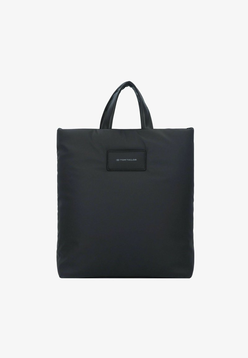 Bolsa tote acolchada negra con una superficie de tela suave, que presenta dos asas cortas y un parche rectangular con el logotipo en la parte frontal.