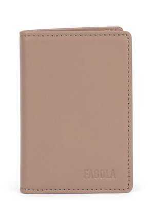 Portefeuille bi-fold en cuir fauve avec coutures visibles et "FAGOLA" embossé dans le coin inférieur droit sur fond blanc.