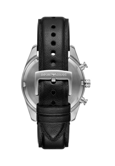 Bracelet de montre en cuir noir avec boucle argentée gravée "EMPORIO ARMANI", attaché à un boîtier de montre chronographe argenté avec boutons latéraux.