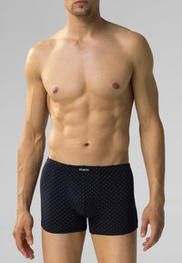 Czarne bokserki z subtelnym wzorem, elastyczny pas z logo "ATLANTIC", dopasowany krój oraz miękka tkanina, noszone przez modela bez koszulki.