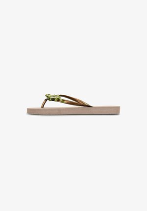 Bruin flip-flop sandaal met een gestructureerde beige zool. Heeft een groene decoratieve accent op de band. Lichtgewicht, casual ontwerp.