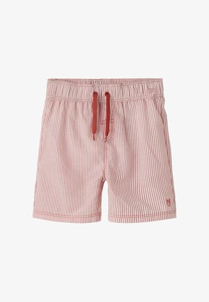 Shorts élastiques à rayures verticales rouges et blanches, taille élastique avec cordon rouge et petit logo sur la jambe gauche.