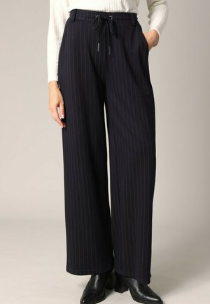 Marinekleurige pantalon met wijde benen en verticale witte streepjes, gemaakt van een gladde stof. Beschikt over een elastische tailleband metkoord en zijzakken.