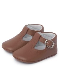 Zapatos de cuero marrón para toddlers con diseño T-bar, cierre de hebilla y detalles recortados; textura lisa y forma de punta redonda.