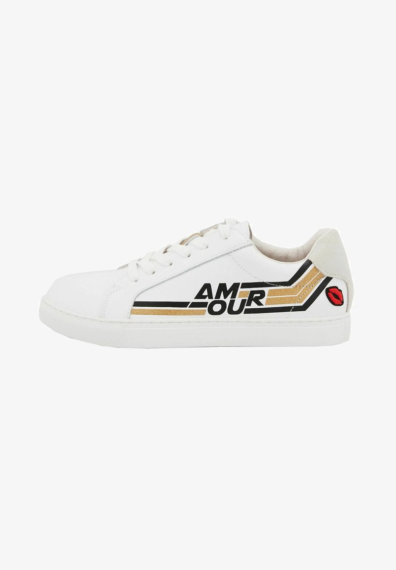 Sneaker blanche avec des rayures noires et dorées, comportant le texte "AMOUR" et une accent de lèvres rouges sur le talon. Fabriquée en cuir, avec une semelle en caoutchouc.