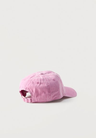 Ροζ βαμβακερό καπέλο μπέιζμπολ με ρυθμιζόμενο λουρί, εμφανιζόμενο από πίσω σε απλό φωτεινό φόντο.