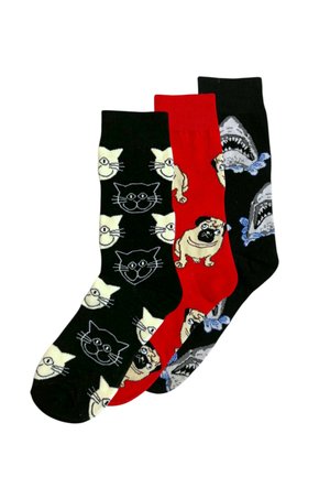 Drie paar sokken met dierenpatronen: zwart met witte kattengezichten, rood met beige mopshondjes en zwart met grijze haaien die water spuwen.