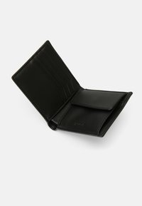 Sorte læder bifold tegnebog med fem kortlommer til venstre og en møntlomme med flap til højre, præget med "HUGO" logo.
