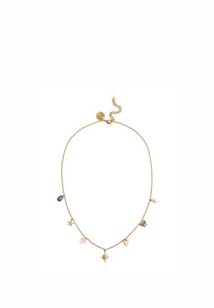 Naszyjnik z złotym łańcuszkiem z różnymi zawieszkami, w tym gwiazdką, sercem, motylem, perłą i kolorowymi kamieniami szlachetnymi, tworzącymi zabawny wzór.